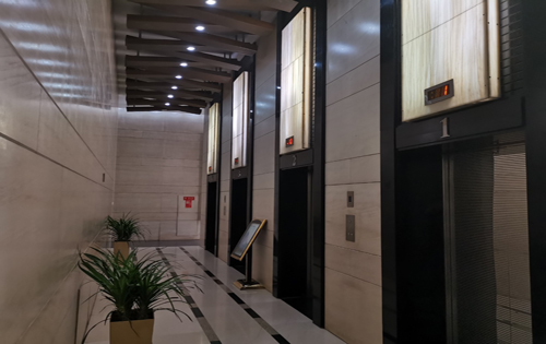 华业国际中心电梯